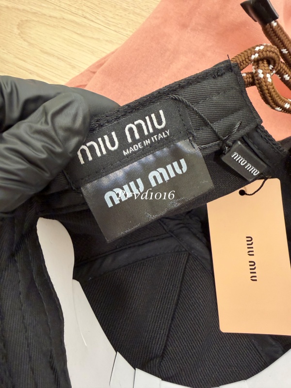 實拍免運 Miu Miu 經典刺繡LOGO 復古短簷棒球帽 男女同款 百搭老帽 潮流穿搭 遮陽帽 鴨舌帽 街頭質感 質感配件:圖片 11