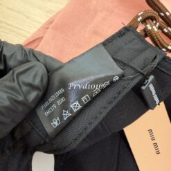 實拍免運 Miu Miu 經典刺繡LOGO 復古短簷棒球帽 男女同款 百搭老帽 潮流穿搭 遮陽帽 鴨舌帽 街頭質感 質感配件:圖片 12