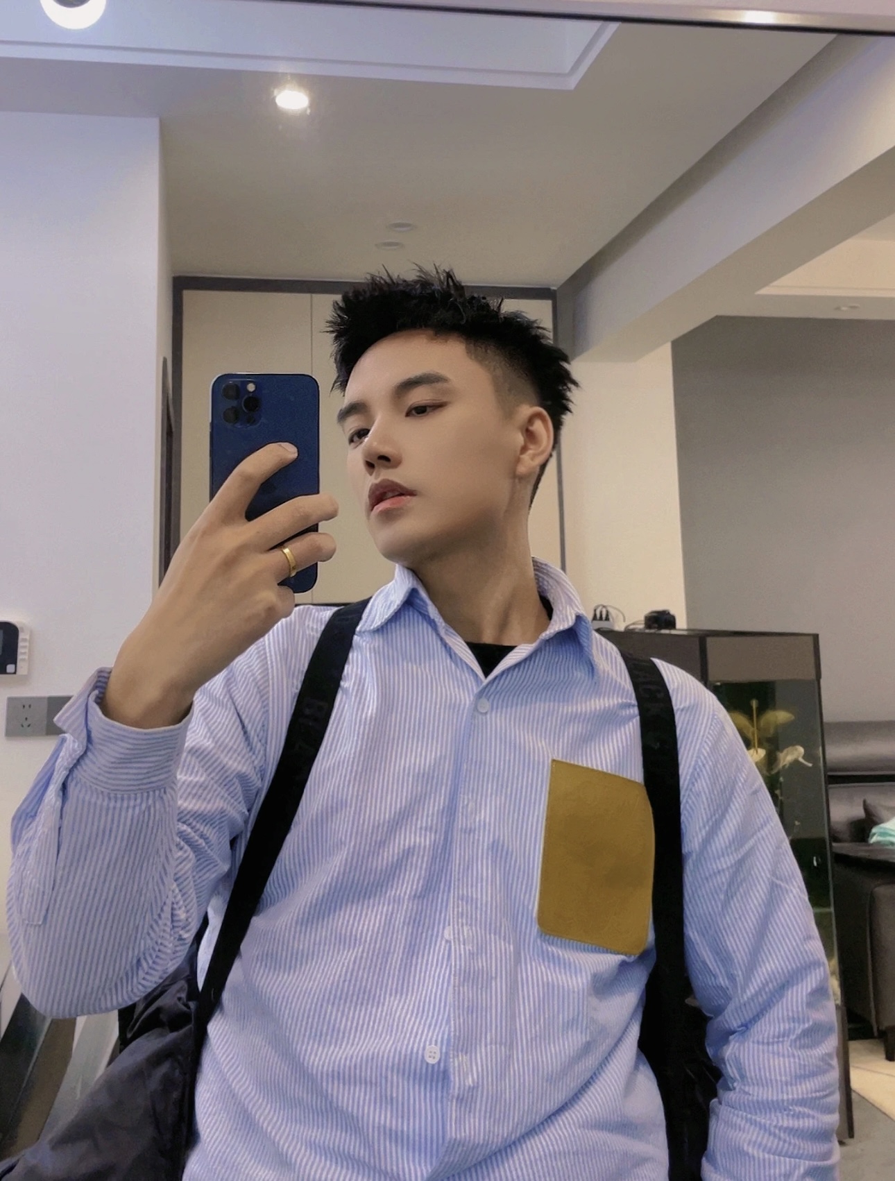 (現貨專區)實拍免運 Loewe 羅意威 胸口小牛皮條紋襯衫 質感奢華 高級感 穿搭 男款 藍白條紋