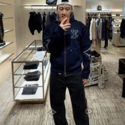 (現貨專區)實拍免運 Louis Vuitton LV 字母標誌拼接老花連帽外套 頂級奢華 休閒 潮流 穿搭 男款 深藍色：圖片 3